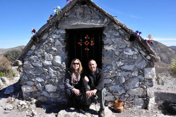 A pequena capela no alto da montanha sagrada El Quemado, na região de Real de Catorce, pueblo mágico no norte do México